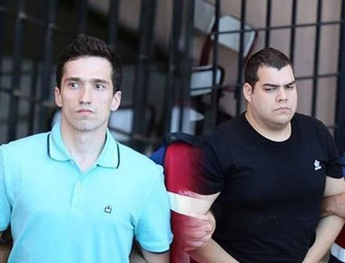 Νέες φωτογραφίες από τους δύο Έλληνες στρατιωτικούς - «Σιδεροδέσμιοι» για ακόμα μια φορά στα δικαστήρια